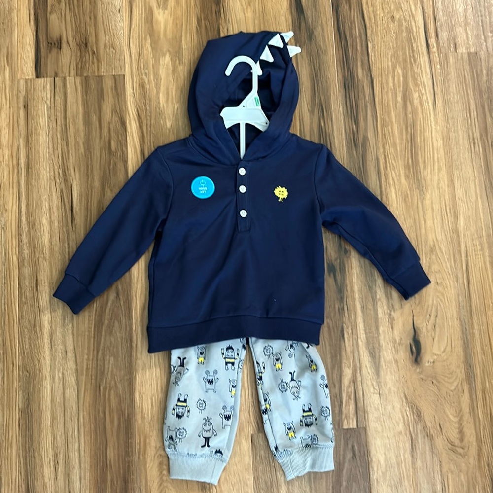 Brand new 2 piece boys size 18 months Carters. Color Navy and gray